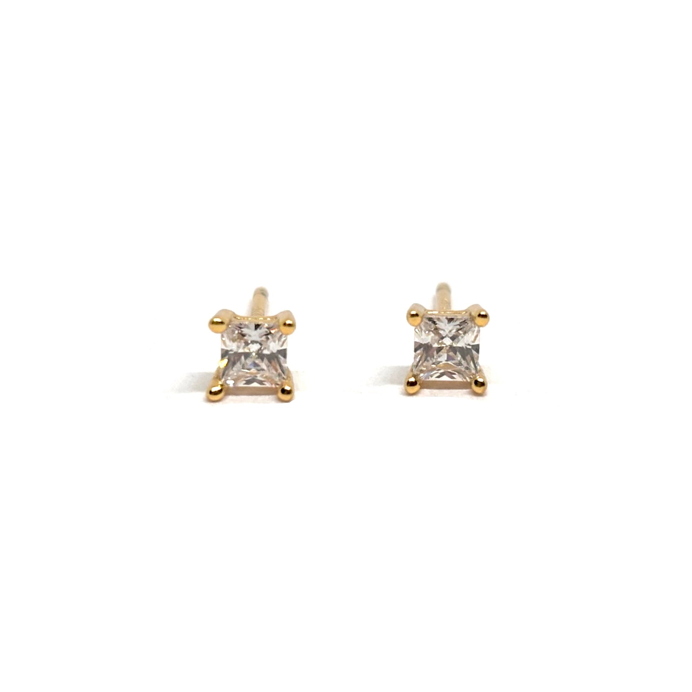 Boucles d’oreilles clous en argent 925 doré à l’or fin avec zircon carré de 3 mm. Bijou discret, moderne et lumineux pour femme élégante